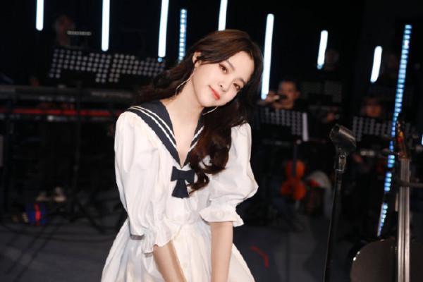 央視中秋晚會節目單已揭曉，主播薇婭登臺獻唱，主持人陣容添新人