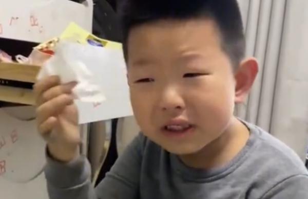 網友大笑不止:一男孩寫完作業後發現還有一頁,哭著喊老天爺 網友大笑不止:一男孩寫完作業後發現還有一頁,哭著喊老天爺