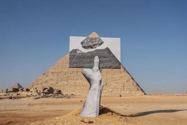 “永恆即現在”:Art d'égypte在4500歲的金字塔旁上演的藝術 “永恆即現在”:Art d'égypte在4500歲的金字塔旁上演的藝術