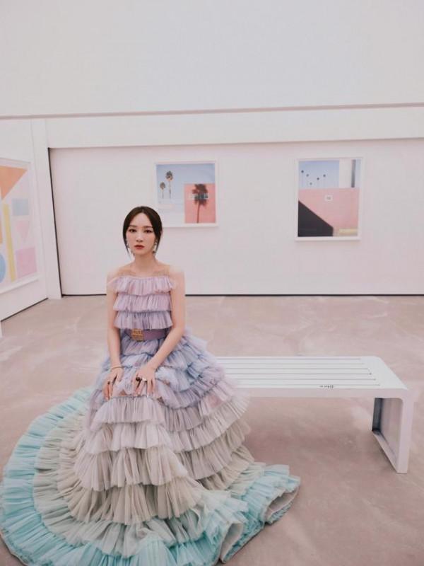 韓國回來的孟佳就是厲害，蛋糕裙也能穿出“女團風”，時髦又減齡