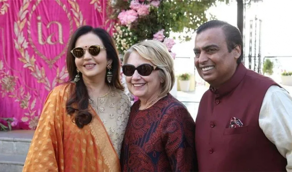 印度首富妻子罕見同框希拉里，同樣身材發福，滿身珠寶更貴氣