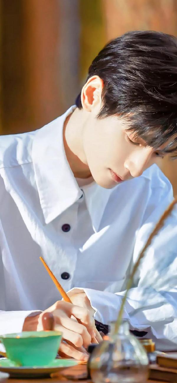 羅雲熙明星桌布：你的眼神在溫柔些，月亮會融化，我也會