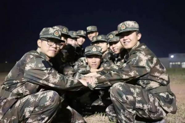 熄燈號丨軍營望月，我們有一點想家