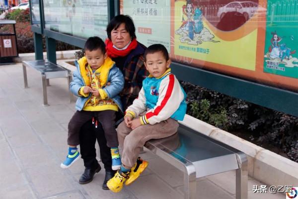 兩個孫子都是星星的孩子,兒媳離婚老伴患癌,奶奶含淚帶孫子求醫 兩個孫子都是星星的孩子,兒媳離婚老伴患癌,奶奶含淚帶孫子求醫