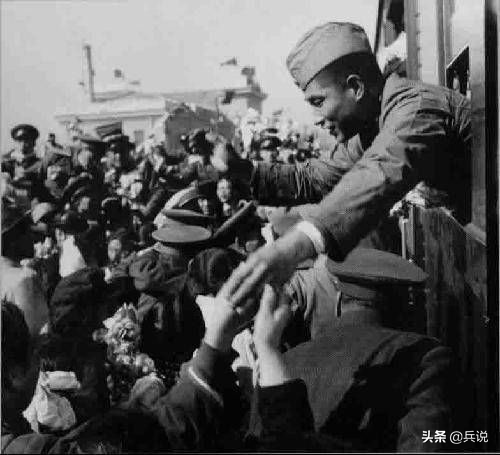 志願軍手握美式火箭筒，很振奮：不用扛炸藥包也能炸坦克了