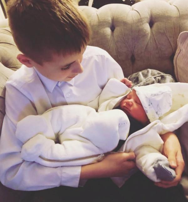 英國女子34歲當了外祖母,兒子外孫只差1歲,常被誤會是女兒姐姐 英國女子34歲當了外祖母,兒子外孫只差1歲,常被誤會是女兒姐姐