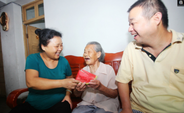 昔日家中保姆如今102歲，無兒無女，僱主：她養我小我養她老