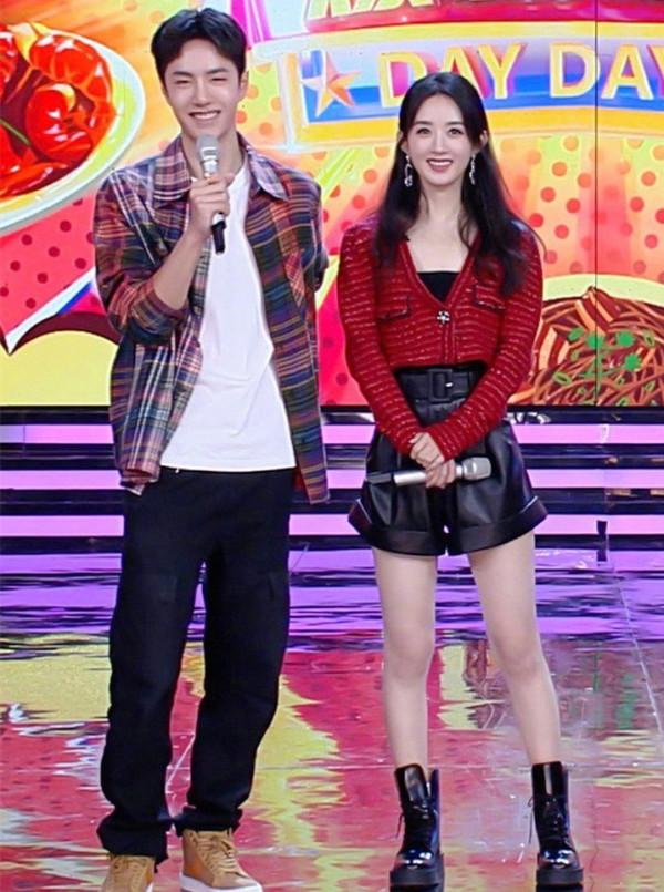 帶貨同系列針織，楊冪短衫配黑絲嫵媚，趙麗穎唐嫣穿皮靴愛甜酷風