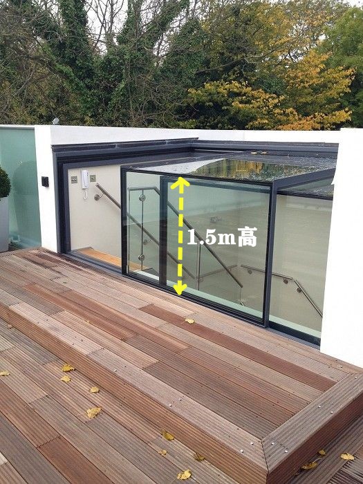 自建房樓頂是露臺,在樓梯口圍一圈玻璃房,常年開著像個小天井 自建房樓頂是露臺,在樓梯口圍一圈玻璃房,常年開著像個小天井