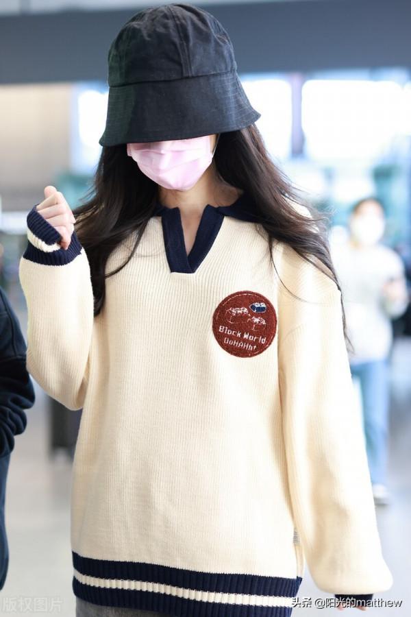 張碧晨裝扮休閒隨性,漁夫帽遮臉擺手闊步行走顯得瀟灑 張碧晨裝扮休閒隨性,漁夫帽遮臉擺手闊步行走顯得瀟灑