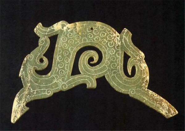 估價上限400萬港幣，含佣金拍出1525萬，戰國龍形玉佩