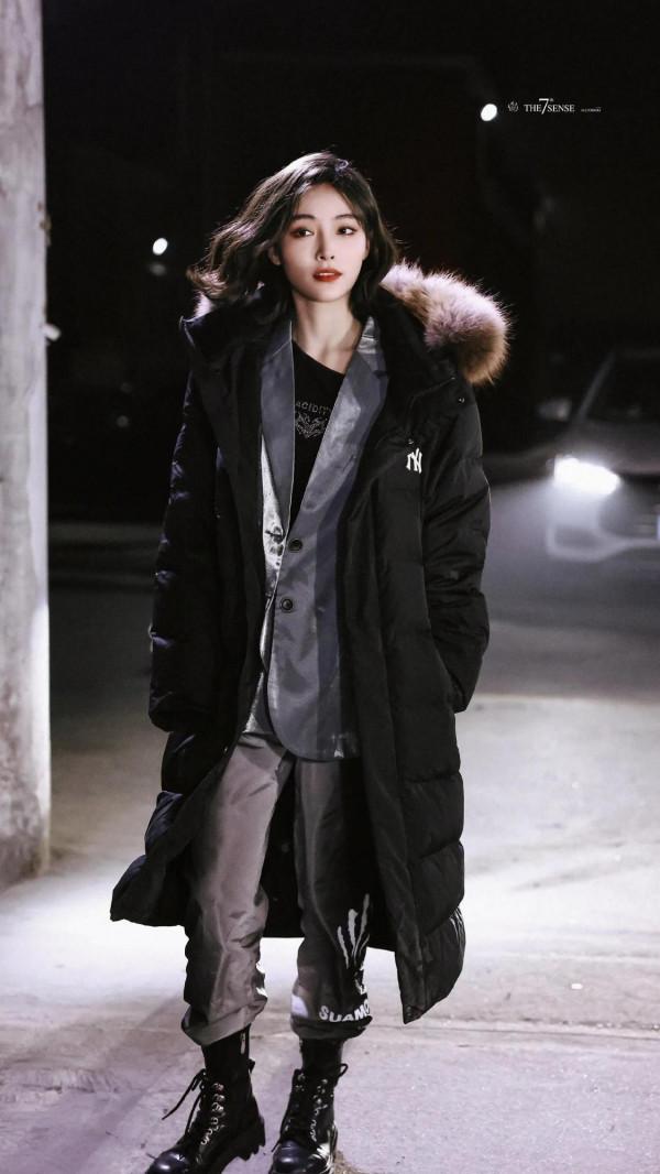 許佳琪下班，一身隨意的造型，看著好有時尚感