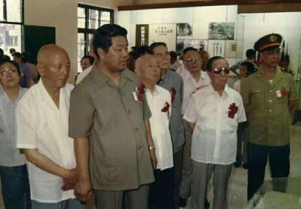 吳岱少將之子吳志民與軍品大王李長東合影留念 吳岱少將之子吳志民與軍品大王李長東合影留念