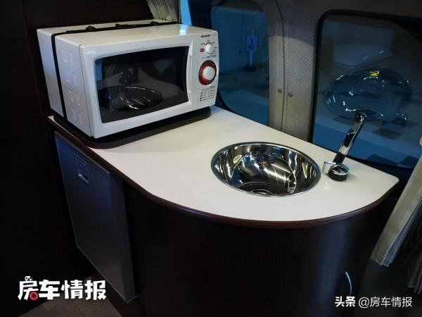 日產床車長度僅5米，配2.5T動力強帶四驅，車尾有廁所堵車也不怕