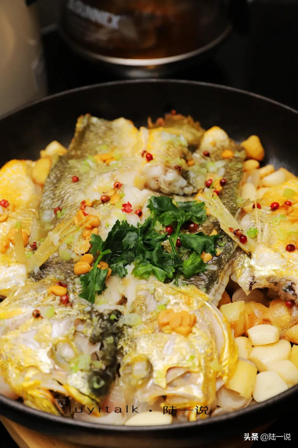 10人消費將近4000元，鮮松茸、大黃魚、羅氏蝦、私房牛肉都不錯