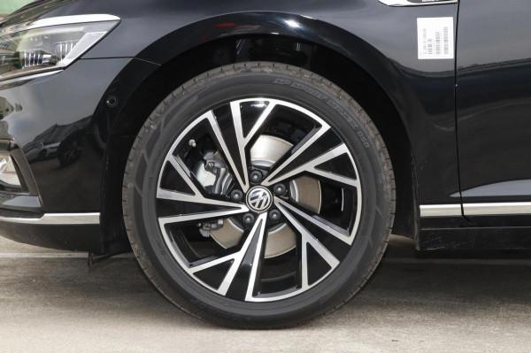 20萬預算買合資B級車，2&period;0T動力省油好開，大眾邁騰是你的菜嗎？