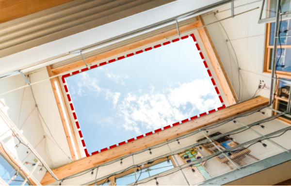 日本的一戶建也是模仿國內的天井房，屋頂留空，在國內早封起來了