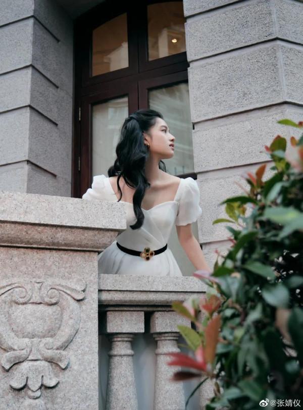 張婧儀復古黑白公主裙大片 張婧儀復古黑白公主裙大片