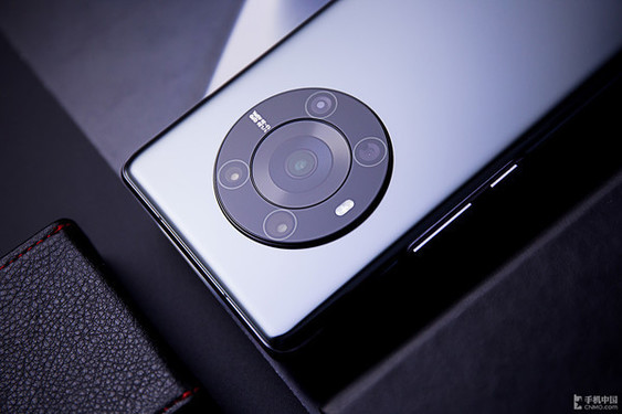 辭舊迎新!新年馬上到送自己一臺手機 來看這四款 辭舊迎新!新年馬上到送自己一臺手機 來看這四款