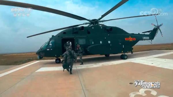 直-8L、直-20大機群罕見同時亮相演兵場，運載空突步兵攻城掠地，場面震撼