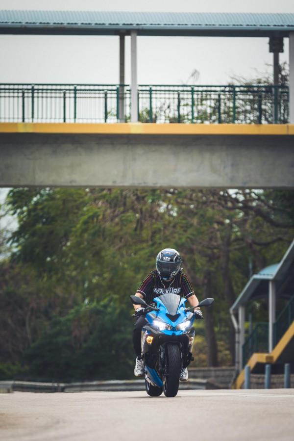 舊時代的本田CBR250RR與新時代的川崎ZX25R摩托車對決測評