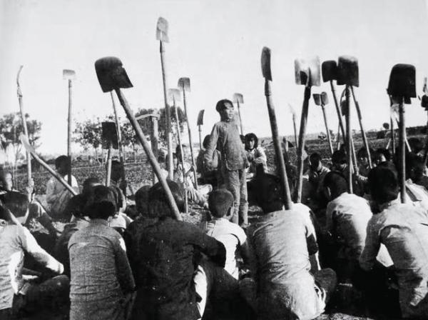 王二小墓地現狀：葬於犧牲處，兒時玩伴義務守墓59年