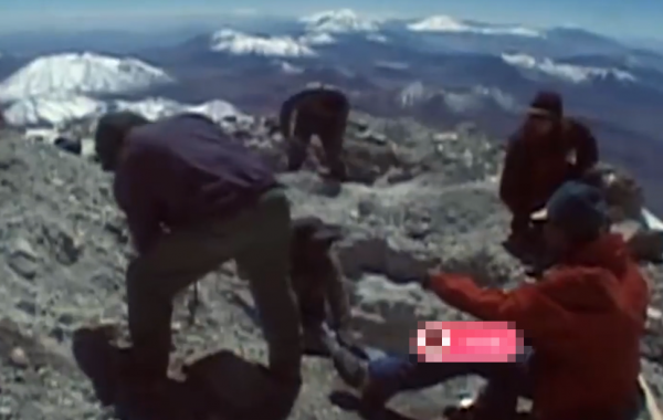 1999年,考古隊登6700米山頂,發現冰凍500年少女,面貌完好彷彿睡著 1999年,考古隊登6700米山頂,發現冰凍500年少女,面貌完好彷彿睡著