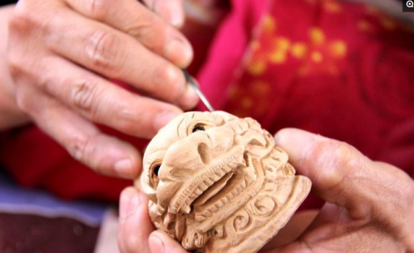 山東漢22歲遇車禍癱瘓，趴床“練功”23年，如今身懷絕技，看是啥