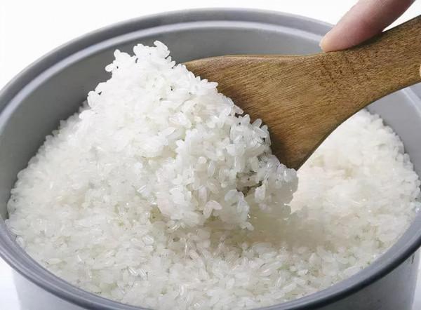 天冷，蒸米飯只會加水就錯了，飯店大廚教你一招，米飯香軟又好吃