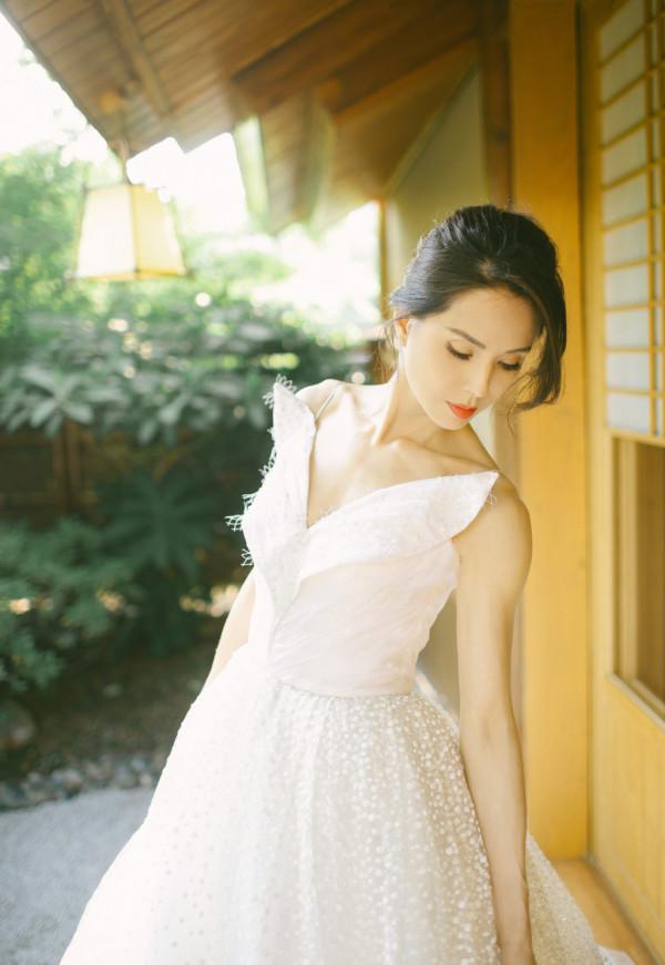 不愧是十多天練出馬甲線的人,李若彤穿人像掛脖裙,鎖骨太凸出了 不愧是十多天練出馬甲線的人,李若彤穿人像掛脖裙,鎖骨太凸出了