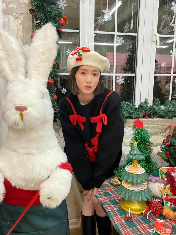 趙雅芝變馮程程，張鈞甯像雪精靈！分分秒秒被女明星聖誕照破防了
