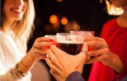 白酒和啤酒哪個熱量高? 白酒和啤酒哪個熱量高?