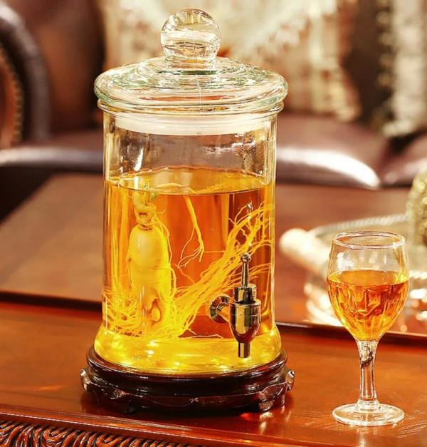 村民被泡在酒中一年多的毒蛇咬住不幸身亡，為何蛇泡在酒中沒死？