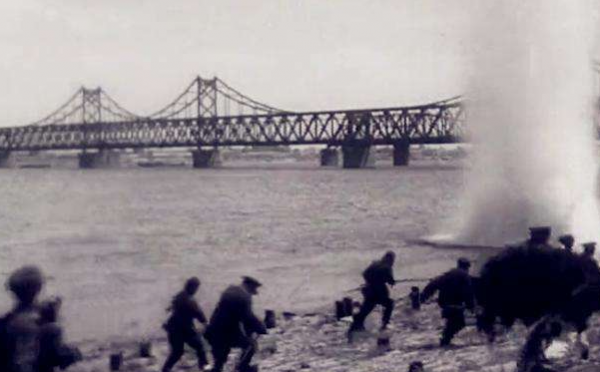 中美朝鮮大戰,麥克阿瑟要炸燬鴨綠江大橋,美國總統連忙反對 中美朝鮮大戰,麥克阿瑟要炸燬鴨綠江大橋,美國總統連忙反對