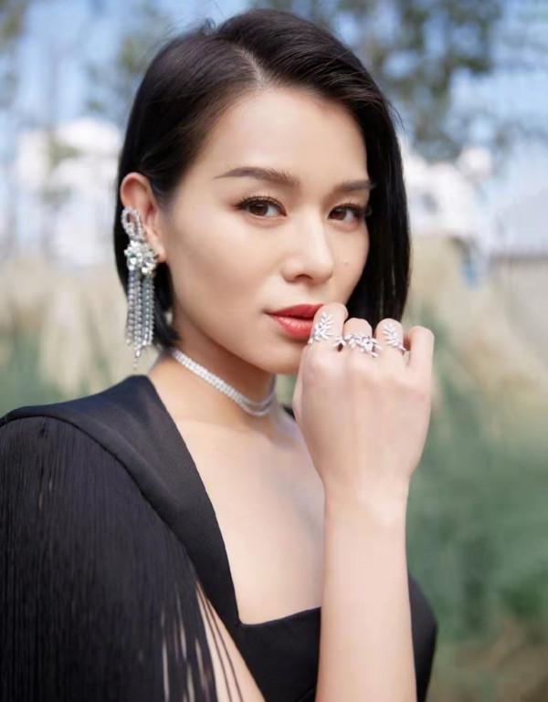 溫馨！胡杏兒一家入住酒店度假，分享與兩個兒子同浸泡泡浴合照