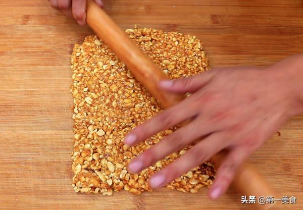 大人小孩都愛吃的花生糖,廚師長教你在家做,再也不用出去買了 大人小孩都愛吃的花生糖,廚師長教你在家做,再也不用出去買了