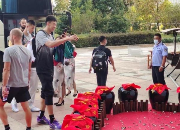 3訊息！廣東鋒霸賽季報銷，遼寧名帥正式出山，CBA眾將集體砸碗