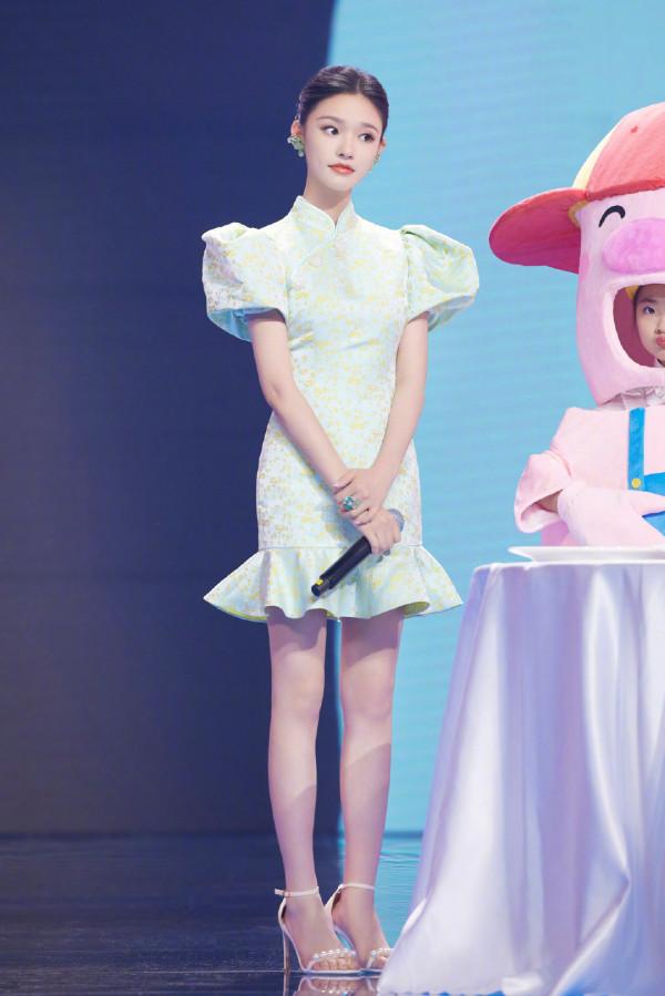 中秋造型,關曉彤高定紅裙顯平淡,王菲張小斐穿國產定製高階精緻 中秋造型,關曉彤高定紅裙顯平淡,王菲張小斐穿國產定製高階精緻