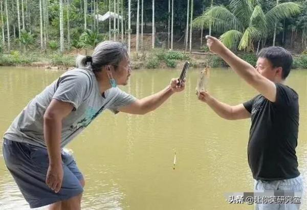 李某迪與吳籤舊照被扒,現場卻現曉明哥,網友:哈哈你什麼眼神 李某迪與吳籤舊照被扒,現場卻現曉明哥,網友:哈哈你什麼眼神