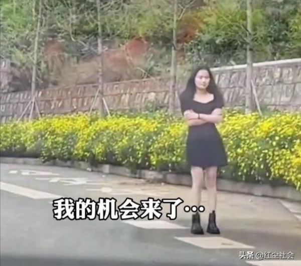 截胡？跑車上一對情侶吵架，女子賭氣下車，被五菱宏光面包車接走