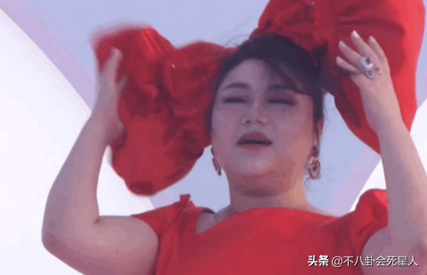 男明星走紅毯的出位表現：李現裹被子，鄧倫油膩，彭昱暢拉玩具車