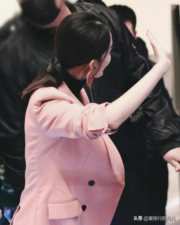 李沁穿搭太有少女感了！粉色西裝搭配粉色流蘇大耳環，精緻又優雅