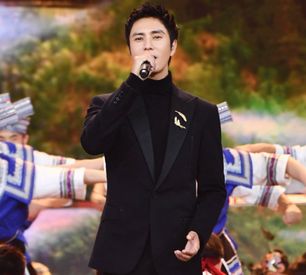 國慶晚會明星造型：劉嘉玲美豔開場，朱一龍寸頭獻唱，劉濤甜美