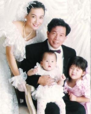 翁靜晶的“忘年戀”:“爹式”婚姻長達29年,張國榮曾為她著迷 翁靜晶的“忘年戀”:“爹式”婚姻長達29年,張國榮曾為她著迷