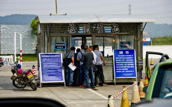 汽車年檢時,為何是檢測員開車進去而不是車主?內行人說出原因 汽車年檢時,為何是檢測員開車進去而不是車主?內行人說出原因