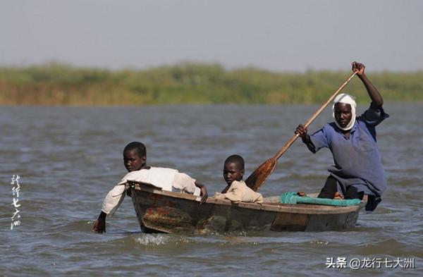 「查德」走進“查德湖”上的島嶼村莊