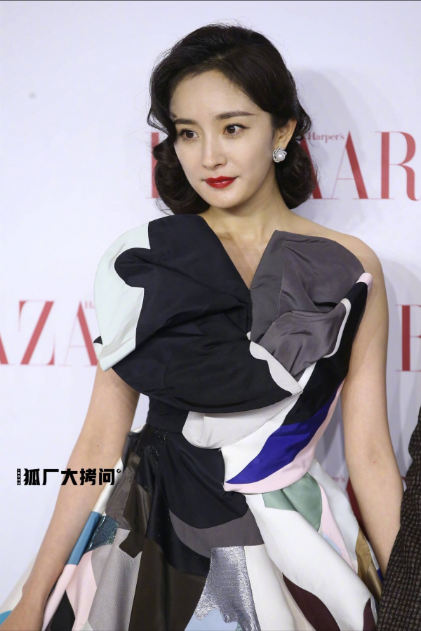 芭莎慈善夜紅毯:楊冪復古風美豔,baby宛若公主,景甜白成一道光 芭莎慈善夜紅毯:楊冪復古風美豔,baby宛若公主,景甜白成一道光