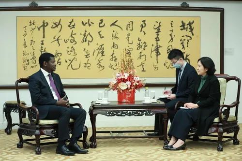 外交部部長助理華春瑩會見塞內加爾離任駐華大使恩迪亞耶