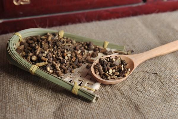 大學教授服中藥治更年期，導致肝衰竭？提醒：這類中藥建議少碰