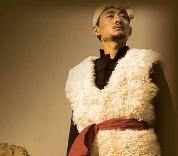 曾比鳳凰傳奇還火的阿寶，紅得快也糊得快，為什麼糊成這個地步？